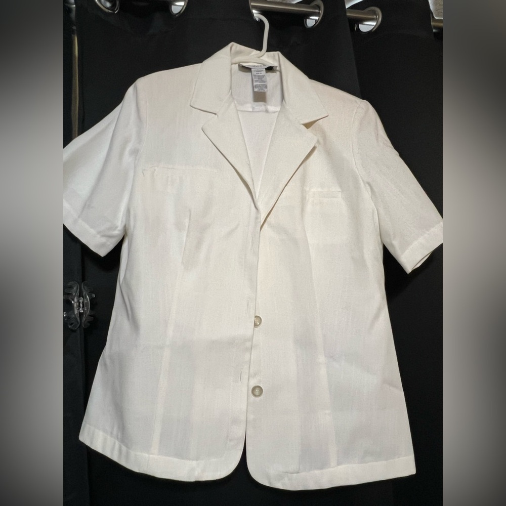 Women!White Short Sleeve Shirt
Size 14 sets new!